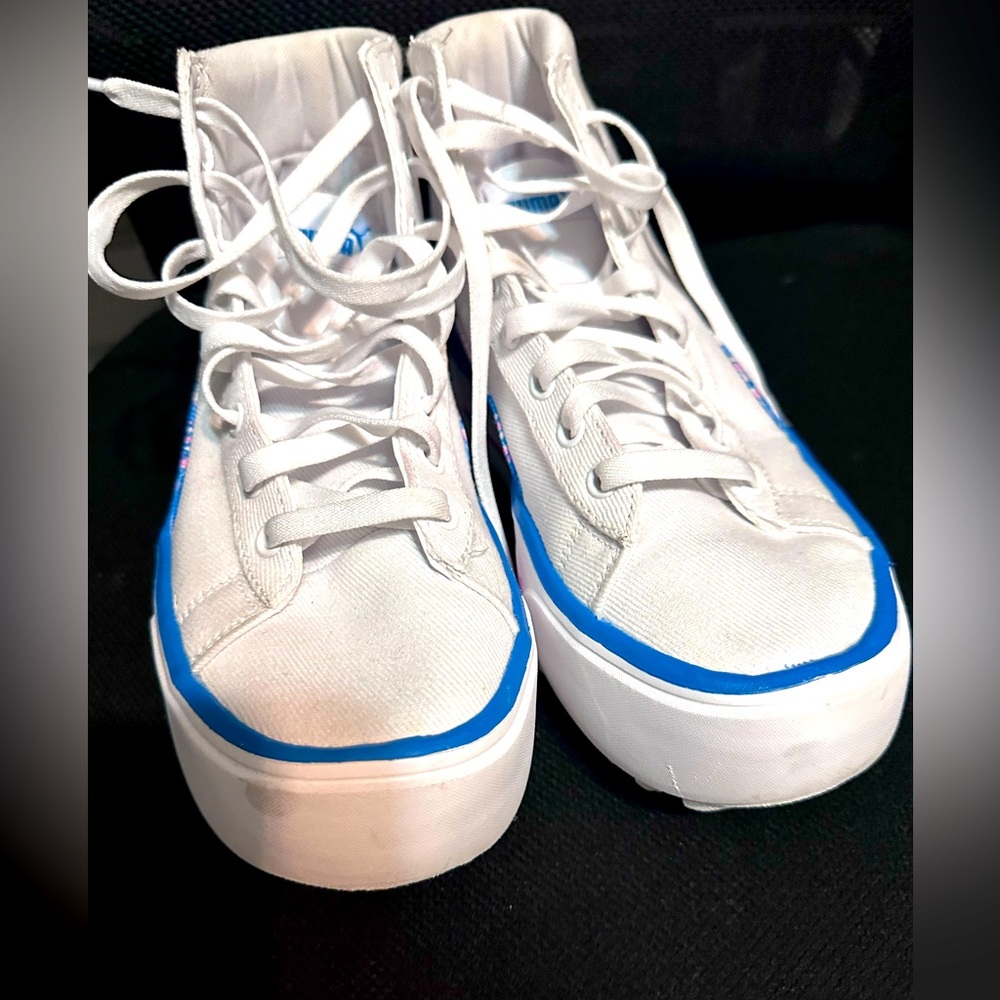 PUMA hightop Women’s Size 8. Very gently worn. White is VERY WHITE. No stains.